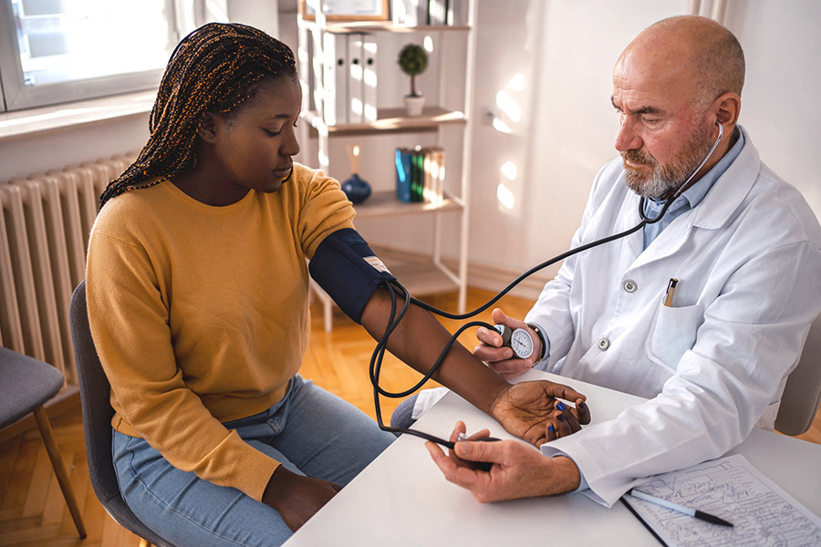 image_of_young_patient_with_doctor